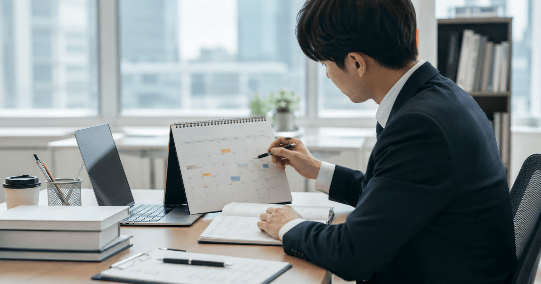 금융권 신입 채용을 준비하며 달력과 시험 체크리스트를 확인하는 취업 준비생